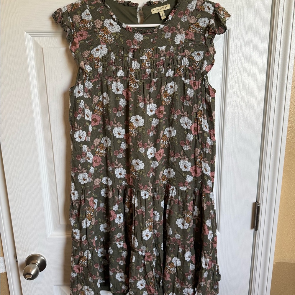 Trinhnology green smocked Boho midi dress with a floral ruffled pattern Size Med